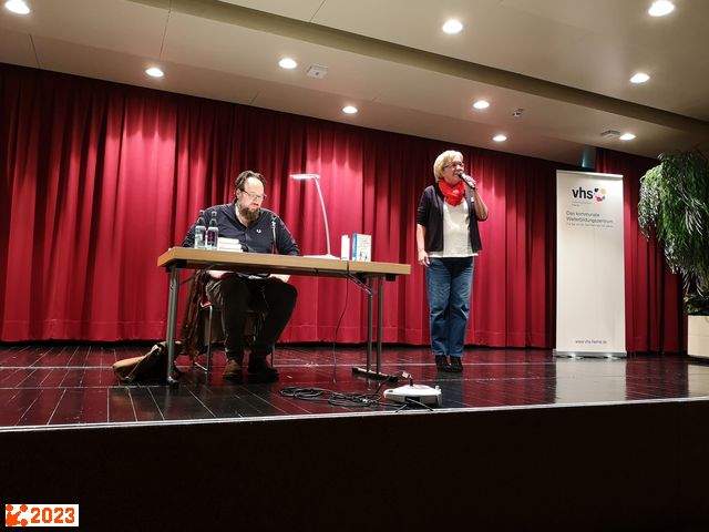 Begr&uuml;&szlig;ung des Autors und der Besucher durch die Leitung der Stadtbibliothek Herne