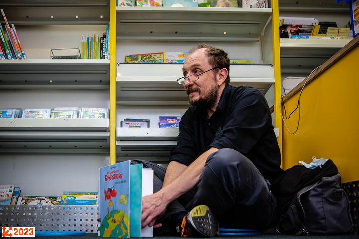 Vorlesepate Dirk beim Vorlesen