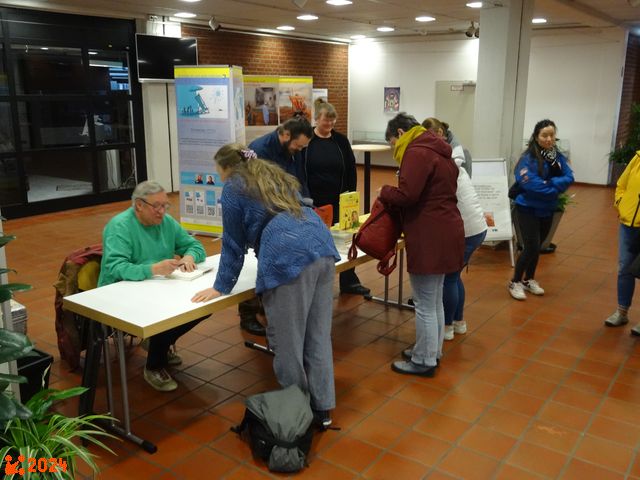 Gelegenheit zu ein paar pers&ouml;nlichen Worten am B&uuml;cherstand - mit freundlicher Unter&uuml;tzung der Mayerschen Buchhandlung, Herne