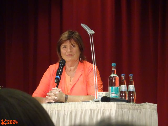 Begr&uuml;&szlig;ung durch Christine Westermann