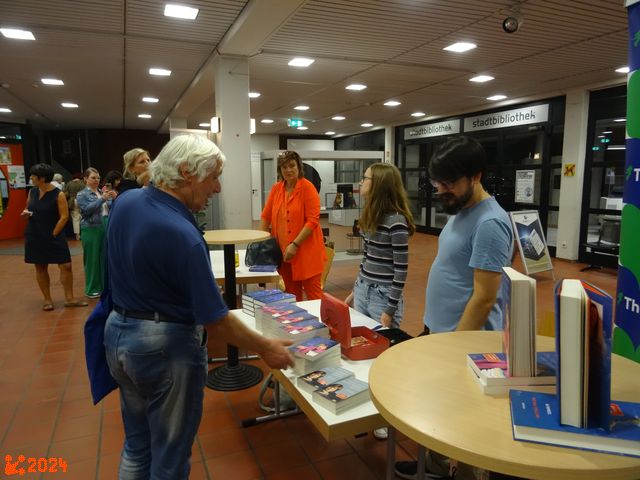 Abschlie&szlig;ende Autogrammstunde und Gespr&auml;che mit Besuchern und G&auml;sten - unterst&uuml;tzt durch die THALIA-Buchhandlung, Herne