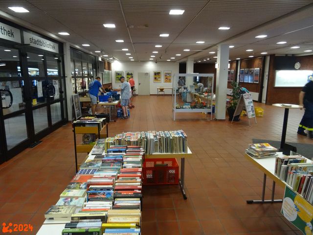 Auch die weiteren Tische werden besetzt und erweitern das Angebot