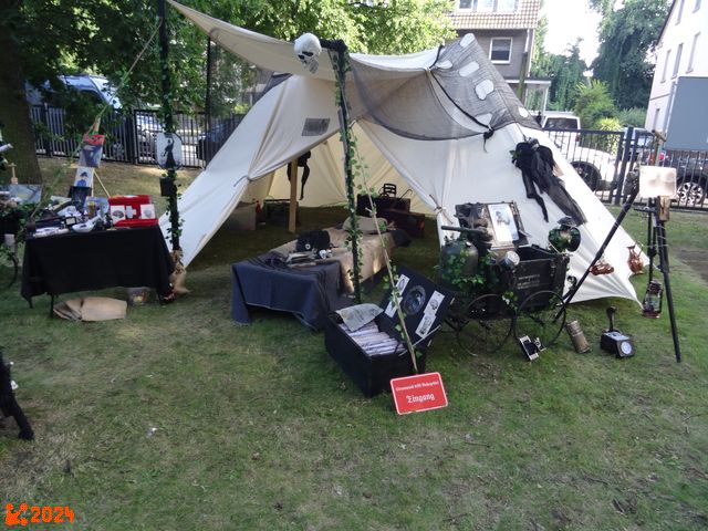 Der Pestdoktor hat sich am Tor eingerichtet