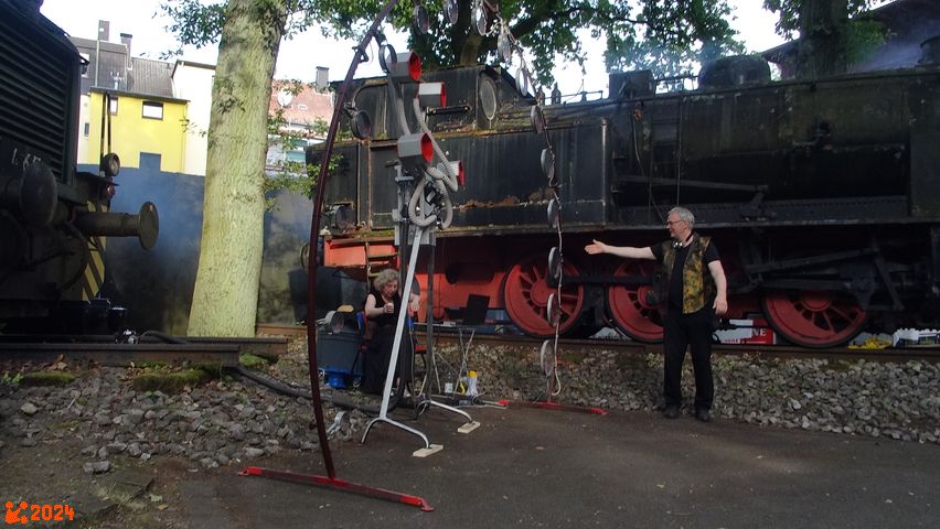 Der Komponist und Musiker Christof Schl&auml;ger erl&auml;utert sein Instrument