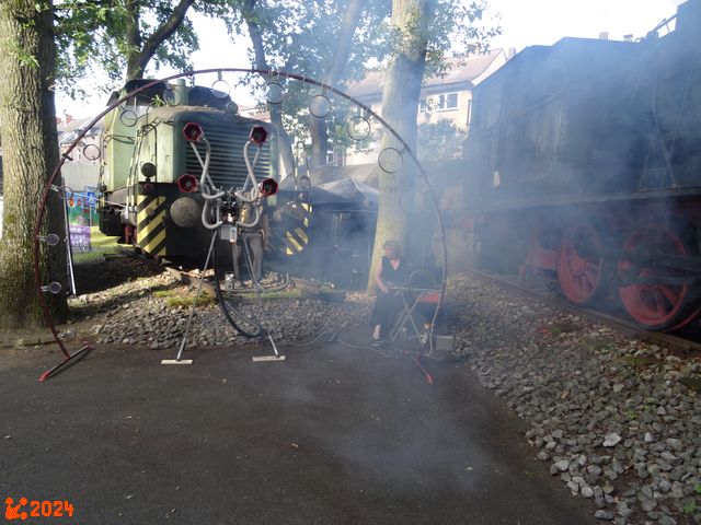 ... umgeben die 4 tr&ouml;tenartigen druckluftbetriebenen Pipes