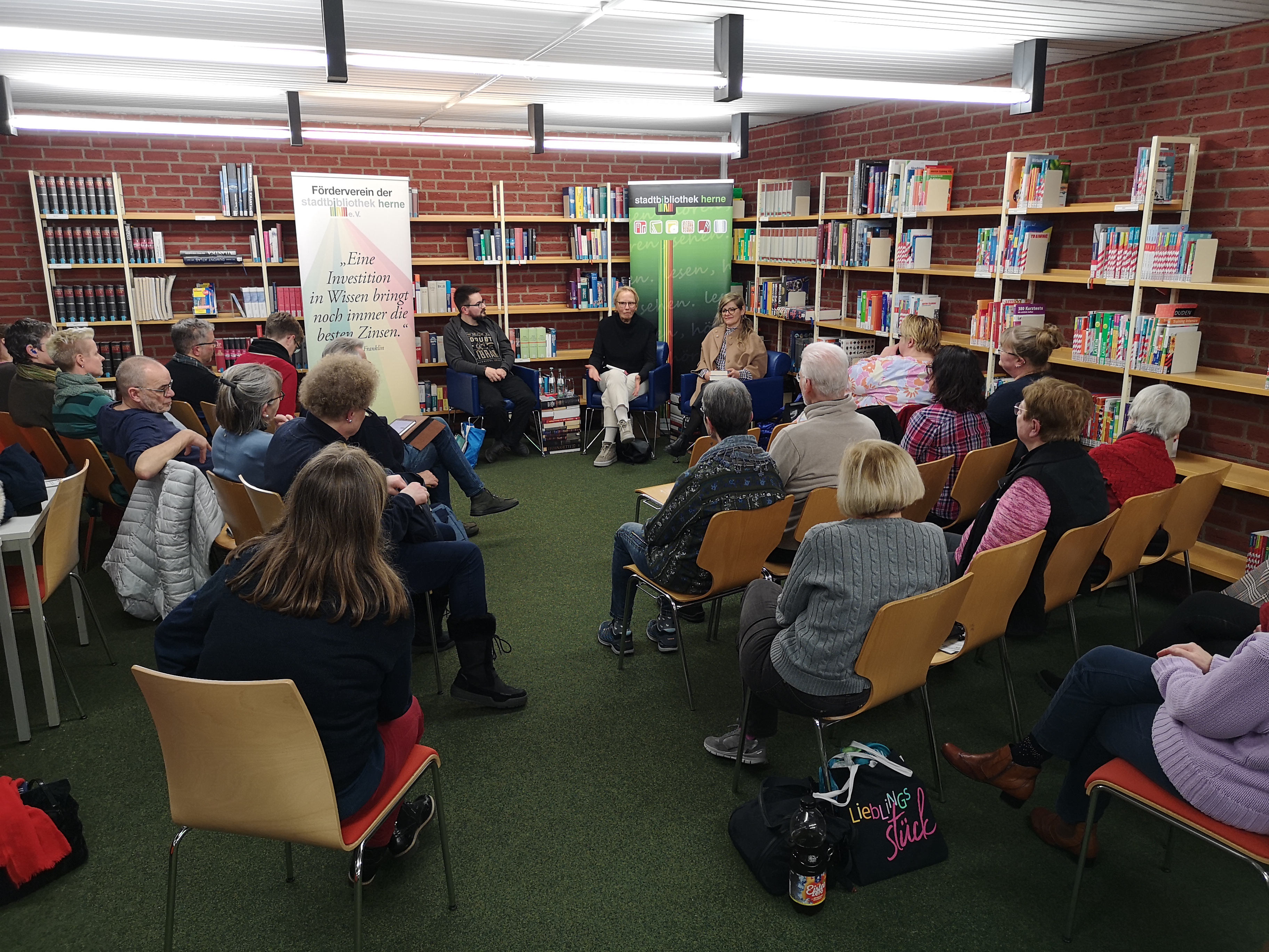 Abschlie&szlig;ende Gespr&auml;che mit Besuchern und G&auml;sten