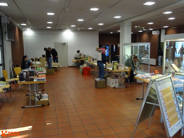 Auch die weiteren Tische werden besetzt und erweitern das Angebot