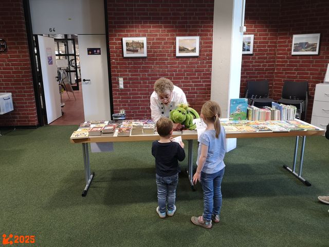 Jutta und Julius, der B&uuml;cherdrache, beraten junge G&auml;ste