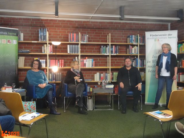 Begr&uuml;&szlig;ung der G&auml;ste und Besucher durch die Leitering der Stadtbibliothek Herne